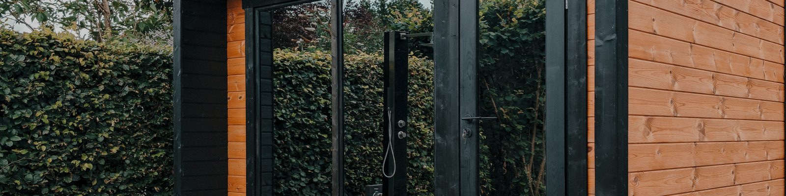 Bannerbild mit Sauna hinter dem Titel: Häufig gestellte Fragen