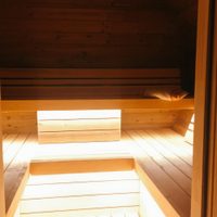 Vorschaubild: Zweistufige Bank in Saunafass Balance mit LED Innenansicht