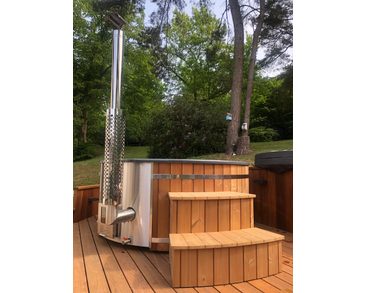 Badefass mit integriertem Edelstahlofen und Holztreppe aus Thermoholz