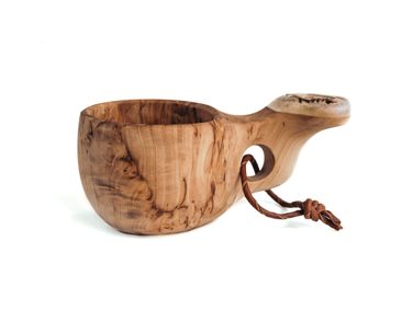 Finnische Kuksa mit Kompass-Motiv auf Landkarte Nahaufnahme Freisteller