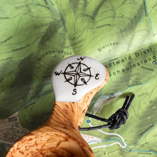 Nahaufname der Kuksa mit Kompass-Motiv
