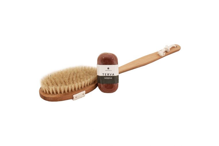 Emendo Saunabürste mit Teerseife Set Studioaufnahme Emendo Saunabürste mit Teerseife Set Studioaufnahme