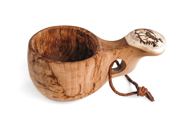 Finnische Kuksa - Handgemacht bei Finnwerk - Maserbirke mit Elch Motiv Freigestellt Finnische Kuksa - Handgemacht bei Finnwerk - Maserbirke mit Elch Motiv Freigestellt