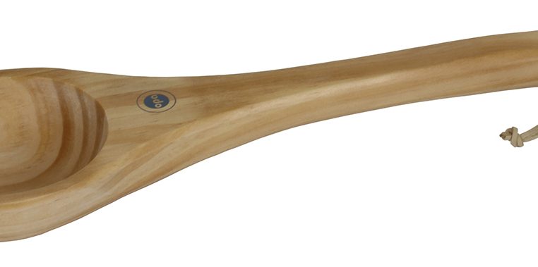 Schöpfkelle aus hellem Kiefernholz Freisteller Schöpfkelle aus hellem Kiefernholz Freisteller