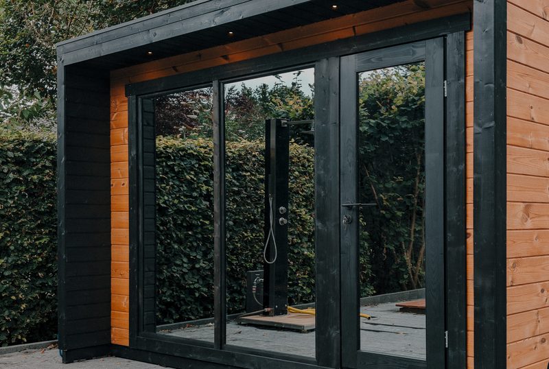 Bannerbild mit Sauna hinter dem Titel: Häufig gestellte Fragen