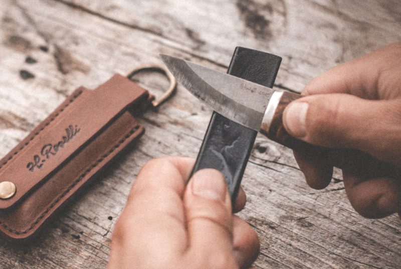 Roselli Messer wird geschliffen