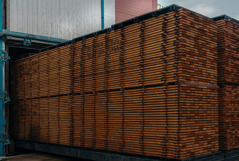 Bannerbild zeigt Thermoholz-Produktion in großer Hitzekammer